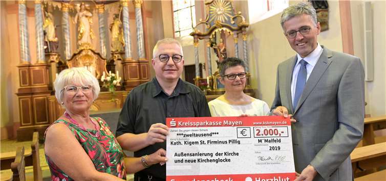 Bei der Spendenübergabe (v.li.): Hannelore Castor, Pfarrer Guido Lacher, Birgit Theis und Karl-Josef Esch.Foto: Ralph Künzel