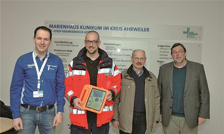 Bei der Spendenübergabe (v.li.): Michael Schäfer Euronics, Dr. med. Martin Schiffarth, Dr. med. Gerhard Aymanns, Vorsitzender Förderverein Bernd Schiffarth. UM