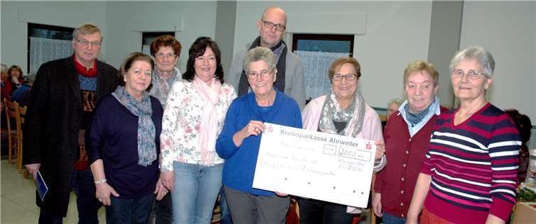 Bei der Spendenübergabe: v.li. Pastor Volker Dupont, Resi Jung, Helga Meurer, Andrea Monreal, Inge Schorn, Jochen Hörstensmeyer, Renate Hoffmann, Hildegard Schneider und Maria Theisen.UM