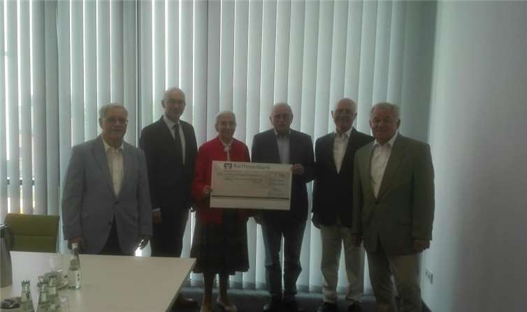 Bei der Spendenübergabe: v.li. Siegfried Bader, Bürgermeister Bert Spilles,Erika Meyer zu Drewer, Heinrich Müller, Theo Beck und Dieter Burdak. Foto: CR
