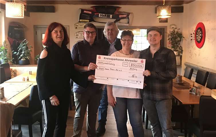 Bei der Spendenübergabe: (v.li.) Ulrike Dobrowolny, Nico Grüber, Kay Andresen, Karin Henrich, Marco Grüber.Foto: privat