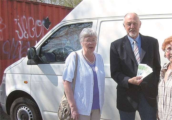 Bei der Spendenübergabe (v.li.n.re.) Frau Kolvenbach, Herrn Dr. Petersen und Frau Meyer.privat