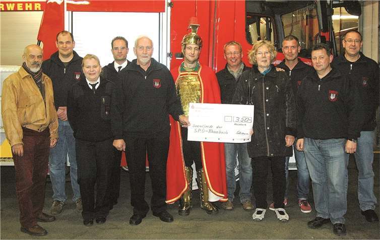 Bei der Spendenübergabe v.li.n.re.: G-U. Geerdts, A. Sermann, Th. Knoch, R. Esser, W. Orth, J. Esser, J. Spilles, Frau Schledorn, R. Gierkens, Th. Gundlach und R. Müller. privat