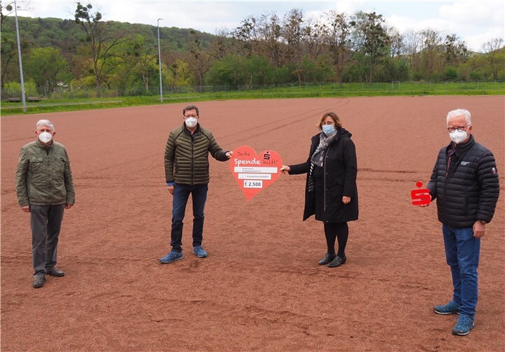 Bei der Spendenübergabe (v.li.n.re.:) Kassierer Hermann-Josef Balas, Vorsitzender Klaus Unkelbach, KSK-Mitarbeiterin Frau Witsch sowie Helmut Steffens, Geschäftsführer des Fördervereins. 