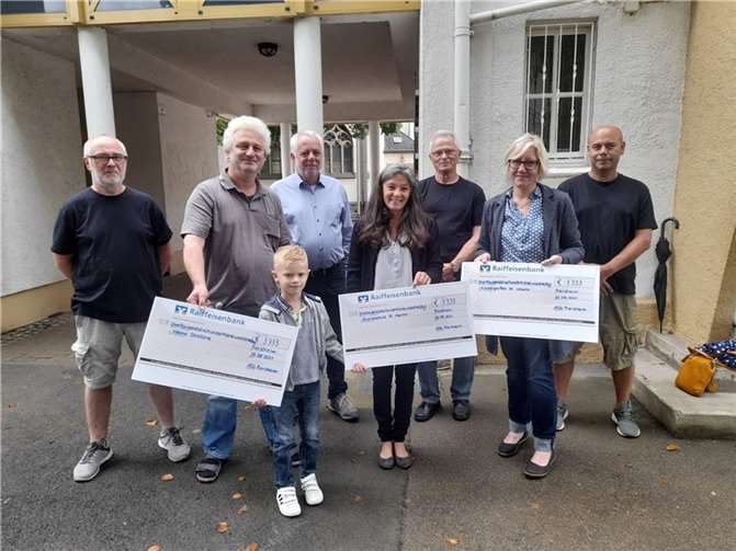 Bei der Spendenübergabe (v.li.n.re.): Udo Segler, 2. Vorsitzender ASG Flerzheim, Andreas Heppner, Vertreter „Kleine Strolche“, Günther Spittel, Katholischer Kirchenvorstand, Uta Schöberl, Direktorin Grundschule Flerzheim, Günter Linke, 1. Vorsitzender ASG Flerzheim, Ursula Bünk Kindergarten St. Ursula und Stefan Kern, Geschäftführer ASG Flerzheim. Foto: privat