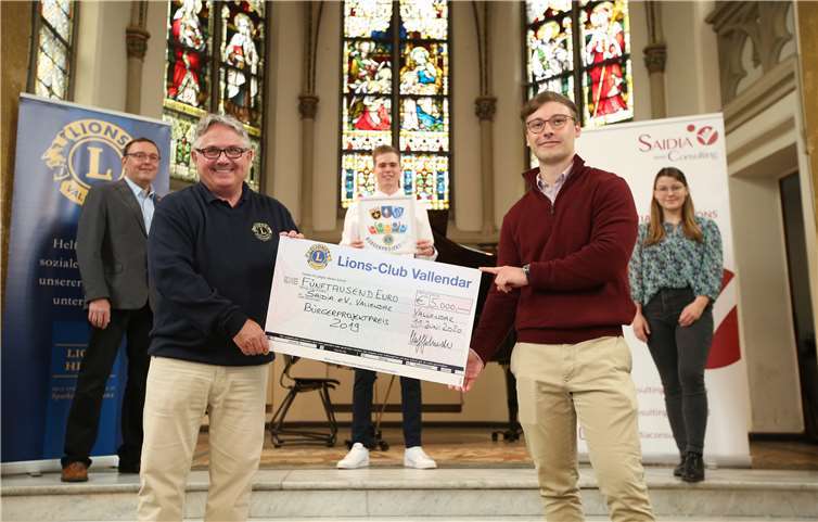 Bei der Spendenübergabe (v.l.n.r.): Georg Beuler (Präsident LC), Adolf T. Schneider (Vorstand LC), Moritz Köberich (Vorstand Saidia), Max Schmid sowie Anna-Maria Huber (früherer Vorstandsvorsitzender bzw. stellvertr. Vorsitzende). Foto: privat