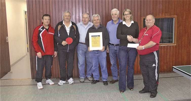 Bei der Spendenübergabe (v.l.n.r.): Günter Nerbel, Jürgen Thomas, Friedhelm Zimmermann, Emil Düßdorf, Walter Conzeth, Mechthild Schmitz, Heinz Decker. privat