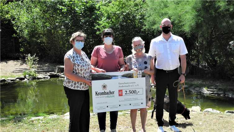Bei der Spendenübergabe (v.l.n.r.): Heike Backes (Krombacher Brauerei), Cathrin Nohner (Tierheimleiterin), Dr. Monika Hildebrand (1. Vorsitzende des Tierschutzvereins Andernach) und TimoStolz (Krombacher Brauerei). Foto: privat