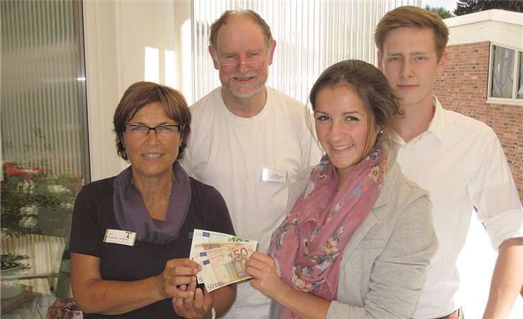 Bei der Spendenübergabe (v.l.n.r): Martina Steffens, Dr. Eckehardt Louen, Larissa Rudolphi, Mitarbeiter der Firma Edeka. privat