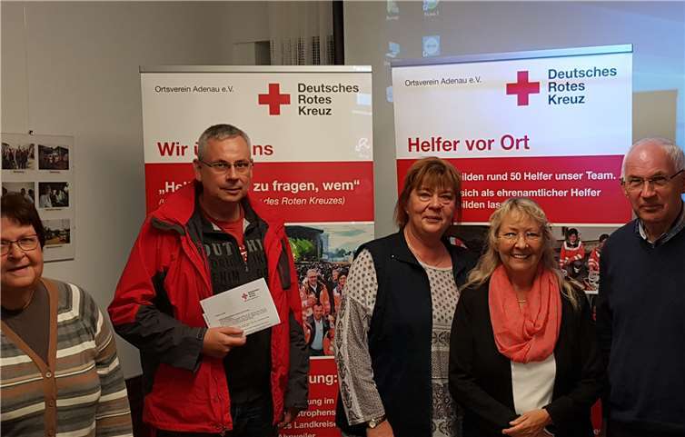 Bei der Spendenübergabe: (v.l.n.r.) Renate Schmitt, Volker Weiß, Christina Müller-Lettau, Erika Rebatschek und Hermann-Josef Romes. Foto: Frank Wisniewski