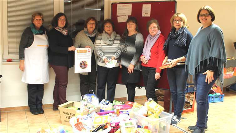 Bei der Spendenübergabe: (v.l.n.r.) Rita Jöbgen, ehrenamtliche Tafelmitarbeiterin, Ursula Richter, Doris Krämer, Dorothea Reuther, Regine Säger, Christel Kirchhof, Sabine Schmitz von der kfd und Caritas-Mitarbeiterin Christiane Böttcherprivat