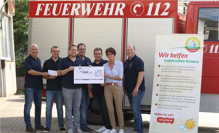 Bei der Spendenübergabe (v.l.n.r.): Stefan Thönnes, Christian Asch, Lucas Claßen (Kassierer), Michael Bröhl, Jens Kluwig, Ria Rühle (EIKKK), Michael Nikolay.Foto: Katharina Berg