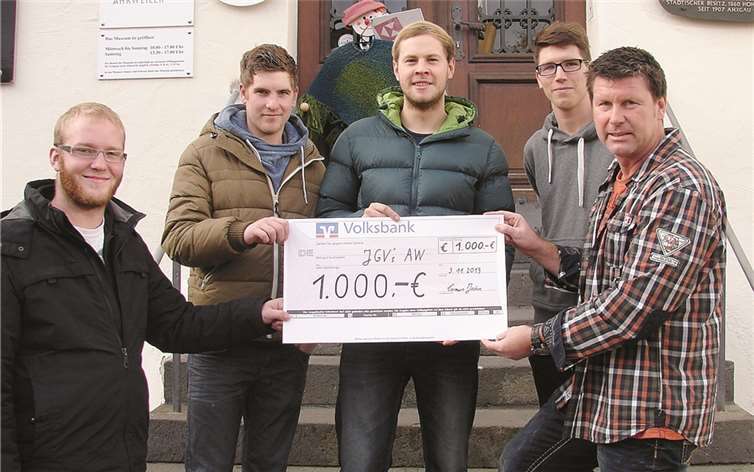 Bei der Spendenübergabe (v.l.n.r.): Tobias Maur (Niederhut), Christian Gemke (Oberhut), Eduard Justus (Ahrhut) Nils Josten, Wolfgang Josten (cj-events). privat