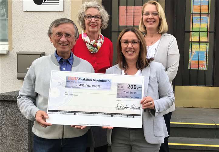 Bei der Spendenübergabe von links Claus Kratzenberg, Vera P. Weiß, Silke Josten-Schneider und Dagmar Specht. privat