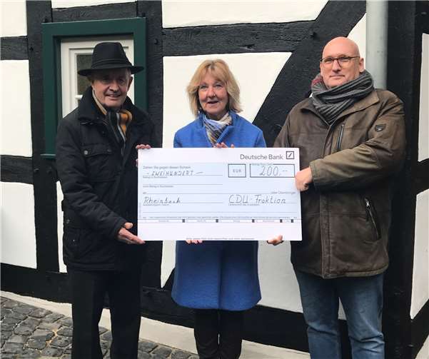 Bei der Spendenübergabe (von links): Fred Bongartz, Ingrid Hanf, Ulrich Sander. Foto: CDU