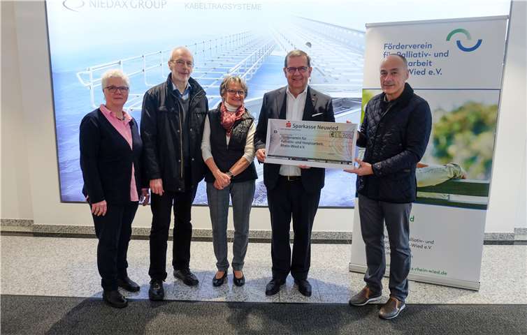 Bei der Spendenübergabe (von links) Hanna Kohl, Stefan Wester, Roswitha Gottbehüt, Bruno Reufels und Detlef Nonnen. Foto: Klaus Krumscheid