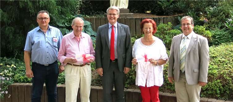 Bei der Spendenübergabe (von links): Werner Schaub (Verwaltungsleitung Kloster Ebernach), Klaus Nehren (Lebenshilfe für geistig Behinderte), Eric Westerheide (Vorstand Sparkasse Mittelmosel - Eifel Mosel Hunsrück), Carola Stern-Gilbaya (Förderverein Kloster Ebernach) und Michael Puhl (Leitung Kloster Ebernach).privat