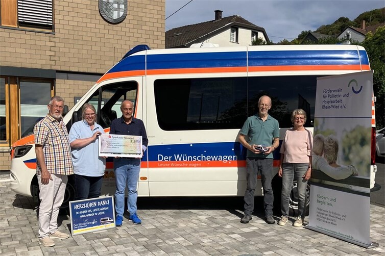 Bei der Spendenübergabe (von links): Wolfgang Walter, Manuela Stebel, Detlef Nonnen, Stefan Wester, Roswitha Gottbehüt