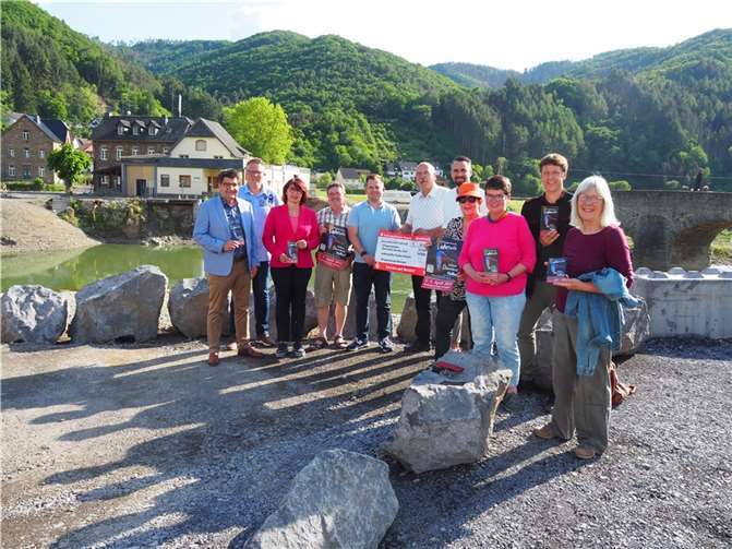 Bei der Spendenübergabe von rechts: Anneliese Baltes (Mayschoss), Jens Schmitt, Artistenagentur, Anne Krämer-Wendel, 2. Beigeordnete der Gemeinde Ettringen, Ingrid Näckel-Surges (Dernau), Sebastian Sonntag, Koordinator (Mayschoss), Werner Spitzley, Ortschef von Ettringen, Martin Schell, Koordinator (Dernau), Gerhard Schreier, 1. Beigeordneter in Rech, Anja Müller, Jörg Bergweiler und HaRo Müller, alle Orga-Team des Benefiz Varietés für die Ahr.  Fotos: BS