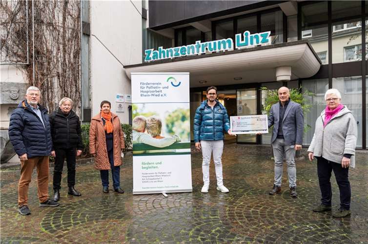 Bei der Spendenübergabe vor dem Zahnzentrum Linz (von links: Wolfgang Walter, Klaus Krumscheid, Beate Lister, Dr. Yasir El-Attar, Detlef Nonnen, Dr. Hanna Kohl.  Foto: CREATIV PICTURE – Heinz-Werner Lamberz