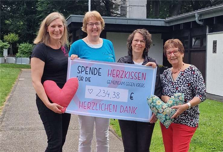 Bei der Spendenübergabe vor der Gemeindeverwaltung: Alexandrea Weber, Annette Meickmann-Lück, Pamela Herrig, und Ortsbürgermeisterin Ingelore Runkel.Foto: privat