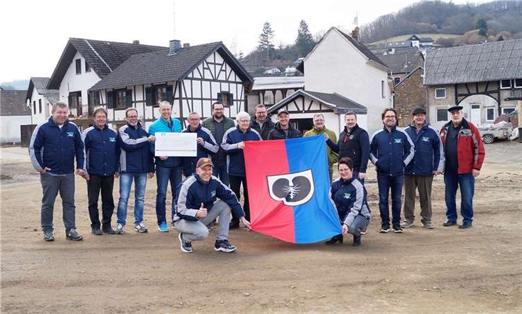 Flut: Große Spende für Verein aus Schuld Bei der Spendenübergabe war die Freude riesig. Foto: privat