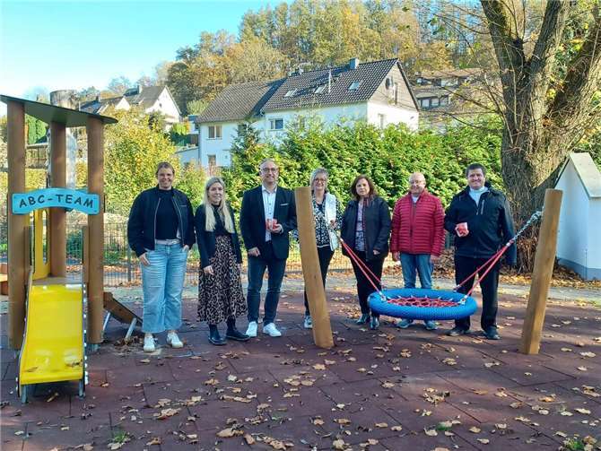 Bei der Spendenübergabe waren dabei (v.l.) Kita-Koordinatorin Katharina Klein, Kita-Leiterin Leonie Oster, Sebastian Sinn von der Bäckerei Schäfer, Kita-Leiterin Trude Manns, Ortsbürgermeisterin Carmen Diedenhoven, Bernd Neuroth als Vorsitzender des Kirchbauvereins sowie Pfarrer Steffen Henrich vom Kita-Träger, der katholischen Pfarrei St. Peter Montabaur. Foto: VG Montabaur / Christina Weiß
