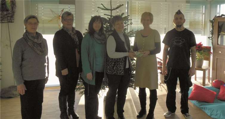 Bei der Spendenübergabe waren (v.l.n.r.) Frau Eube (katholische Frauengemeinschaft), Frau Stein (katholische Frauengemeinschaft), Frau Berschbach (Mutter eines WG-Mitgliedes), Frau Kaltenborn (katholische Frauengemeinschaft), Frau Franzen (Bereichsleitung Wohngemeinschaften) und Herr Funke (Hausleitung Wohngemeinschaft) anwesend. Privat