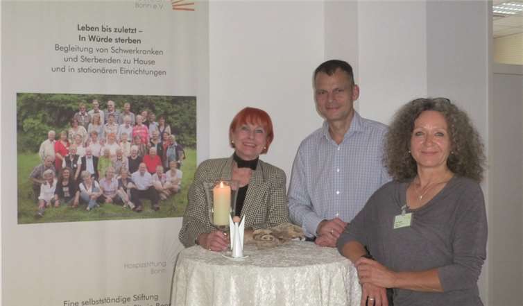 Bei der Spendenübergabe wurde auch über die Arbeit des Vereins gesprochen: Stefan Fröhling, Leiter der Alten Apotheke, Ines Baltes, Koordinatorin des Hospizvereins Bonn e.V., und Susanne Gundelach, Vorstand für Kultur und Öffentlichkeitsarbeit.privat