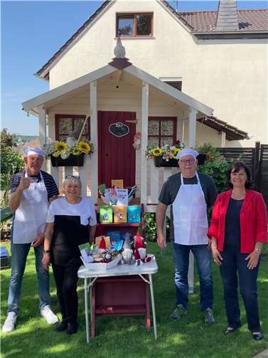 Bei der Spendenübergabe wurden die beiden „Ortschefs“ überrascht. Die Autorinnen hatten an alles gedacht. Neben zwei riesigen Körben mit den „Naturprodukten“, Bücherexemplaren erhielt jeder noch die volle Kochmontur für zukünftige, eigene Aktivitäten in diese Richtung. „Absolut tolle Aktion, freuten sich beide“…v.l. Olaf Wulf, Doris Golchert, Hans-Willi Jungbluth u. Diane Tausch. Foto: privat