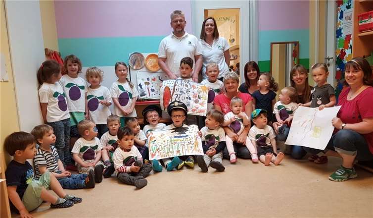 Bei der Spendenübergabe zeigten sich die Kinder in ihren eigenen Quetschefest-T-Shirts.privat