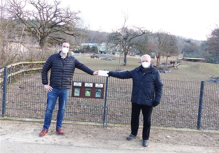 Bei der Spendenübergabe.Foto: privat