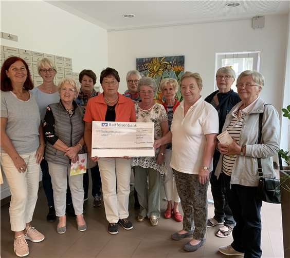 Bei der Spendenüberreichung: Ulrike Dobrowolny Vorsitzende Hospiz-Verein Rhein-Ahr (v.li.), in der Mitte Hedwig Möseler, Vorsitzende der KFW daneben Hildegard Schneider stellvertretende Vorsitzende vom Hospiz-Verein Rhein-Ahr. Foto: privat