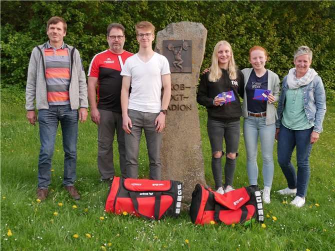 Bei der Sportlerehrung wurden Leonie Kupser, Hannah Geisen, Sandra Teller, Paul Jacobi sowie Rainer Eich besonders für ihre erfolgreiche Saison in 2021 geehrt.  Foto: DJK Ochtendung