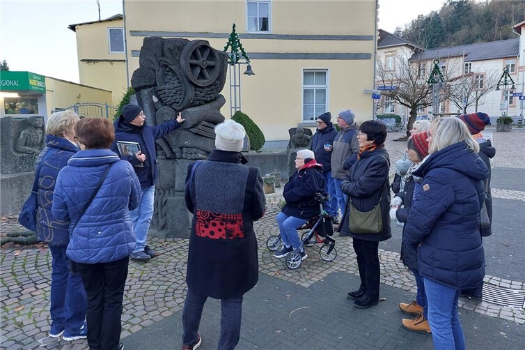 Bei der Stadtführung erfuhren die Teilnehmenden viel Wissenswertes und teilten ihre Erinnerungen mit den anderen Anwesenden. Foto: Eva Sobotka