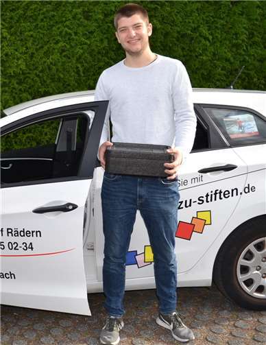 Bei der Stadttour von „Essen auf Rädern“ kommt Moritz Kühnemund mit den Menschen ins Gespräch. Foto: E.T. Müller
