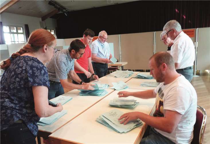 Bei der Stimmenauszählung in der Laacher See-Halle lag eine große Spannung in der Luft.