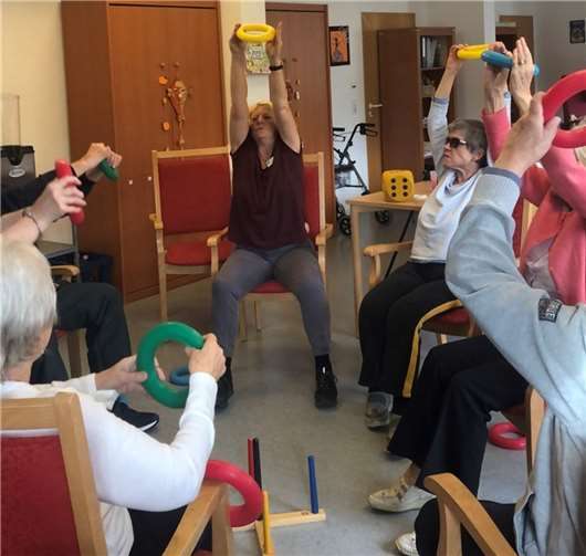 Bei der Tagespflege stehen gemeinschaftliche Aktivitäten, wie zum Beispiel Gedächtnistraining, Gymnastik, Spaziergänge, Gesprächsrunden, Singkreise aber auch eine individuelle Einzelbetreuung auf dem Programm. Quelle: Haus im Rebenhang Winningen