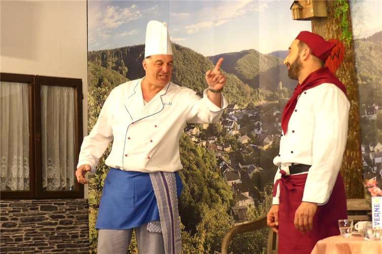 Bei der Theateraufführung in Treis sind sich die beiden Sterneköche Thomas und Muck-Muck nicht grün. Fotos: TE
