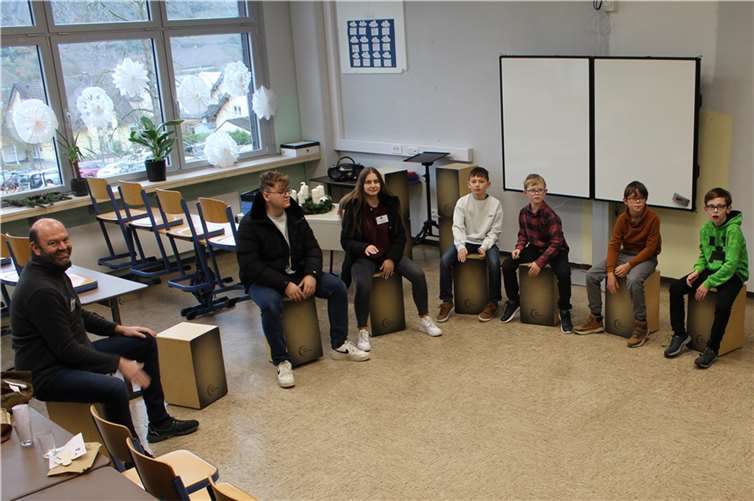 Bei der Theorie blieb es nicht: Musiklehrer Joachim Schmitz zeigte den gespannten Viertklässlern das Trommeln auf Kajons. Foto: privat