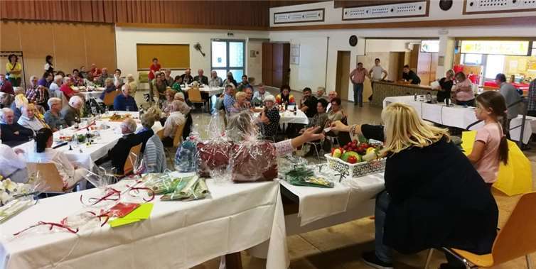 Bei der Tombola hatte Britta Löhr-Eich Hilfe von einer kleinen Glücksfee. Fotos: privat