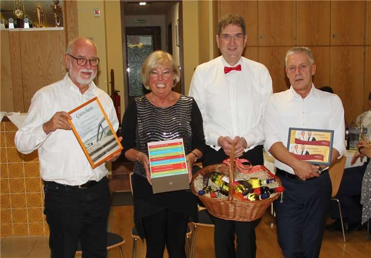 Bei der Tombola wurden neben Sachpreisen auch wieder Gutscheine für verschiedene Hotels verlost. Foto: Postsportverein Remagen