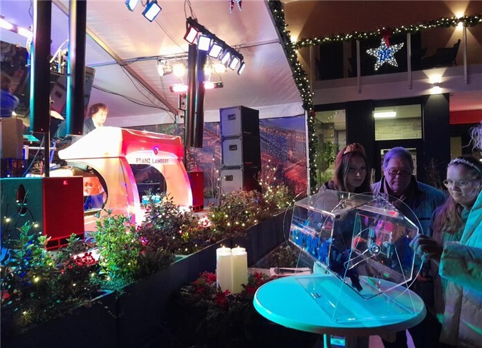 Bei der Tombola zugunsten FLY & HELP zogen die Weinmajestäten viele wertvolle Gewinne – wie einen Reise-Gutschein über 1.000 Euro, viele FLY & HELP Hubschrauber-Rundflüge und wertvolle Gutscheine der Moselstern-Hotels. Foto: röhrig