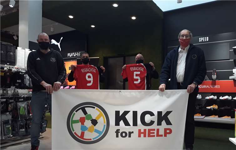 Bei der Trikotübergabe: Marco Reifenscheidt (v.lin.re.), Randy Dwight, Christoph Hesse und Norbert Neuser. Foto: privat