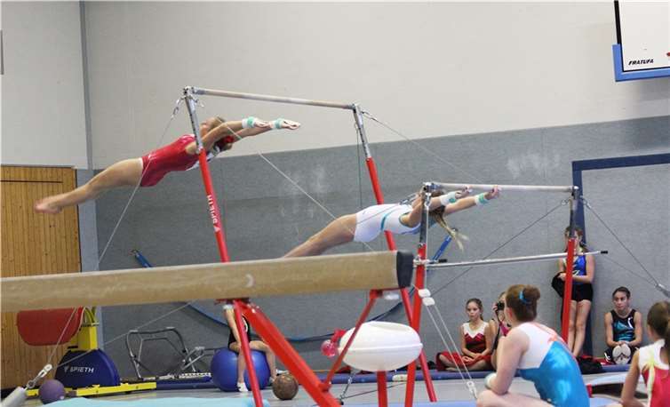Bei der Turnschau zeigten die Sportler des TV Cochem ihr Können: Hier die Gerätturnerinnen mit einer Synchronübung. privat