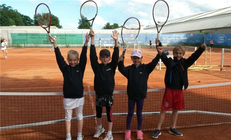 Bei der U9 haben gespielt: (v.l.n.r.): Lena Maier, Marielena Maxein, Maja Lewentz und Lennart Paulsen. Nico Luo hat die Mannschaft bei den Staffelwettbewerben erfolgreich unterstützt.