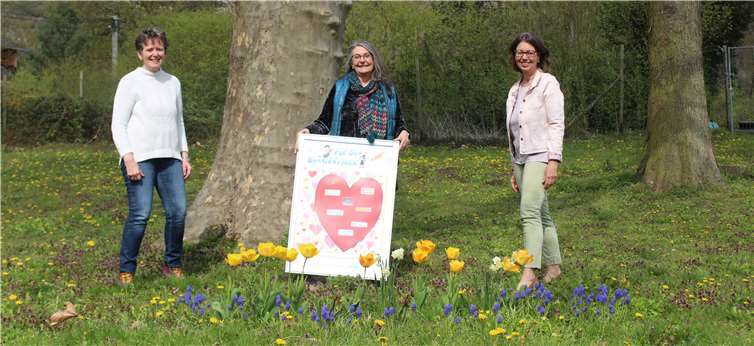 Bei der Übergabe: Astrid Krist, stellv. Vorsitzende, Gemeinsam für Vielfalt e.V., Anja Rihm, Vorsitzende, Gemeinsam für Vielfalt e.V. und Angela Lessenich, Marketingreferentin der Bad Honnef AG (v. li.). Foto: VG Unkel