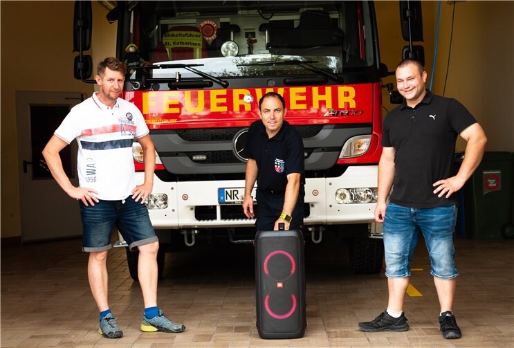 Bei der Übergabe: D. Lützenkirchen (Geschäftsführer), T. Schaarschmidt (Wehrführer), J. Schlemmer (Vorsitzender des ördervereins). Foto: Victoria Ehrenberg/Feuerwehr St. Katharinen