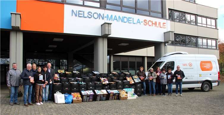 Bei der Übergabe der 190 randvoll gefüllte Kisten. Quelle: Nelson-Mandela-Schule