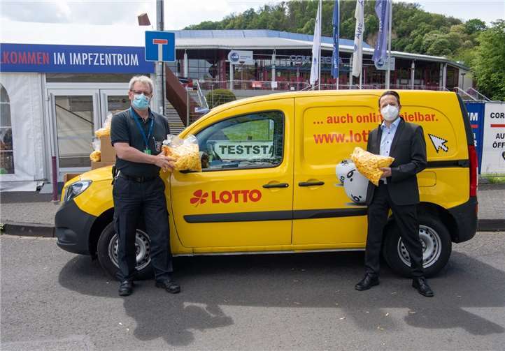 Bei der Übergabe der 40.000 Tütchen Traubenzucker für die Impfzentren.Quelle: Lotto Rheinland-Pfalz